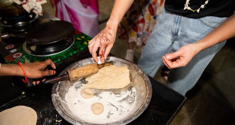 Personas preparando comida tradicional con rodillo.