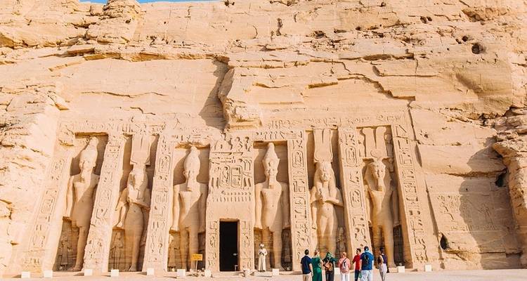 Besucher bei den monumentalen Statuen von Abu Simbel.