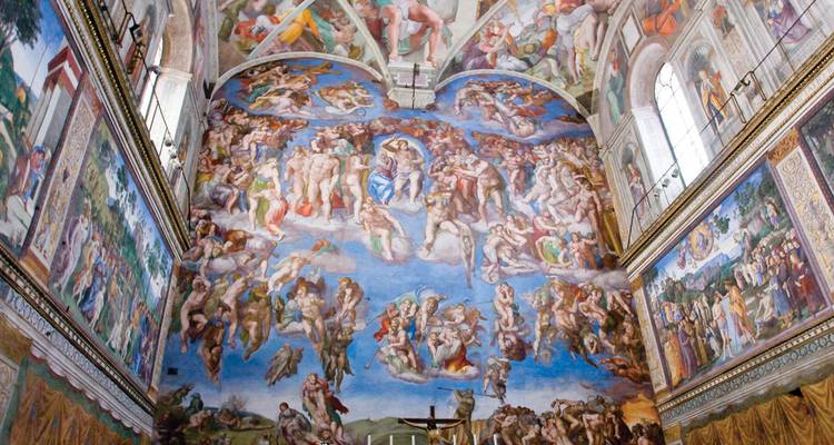 Los vividos frescos del Juicio Final de Miguel Ángel cubren las paredes interiores y el techo ornamentado de la Capilla Sixtina.