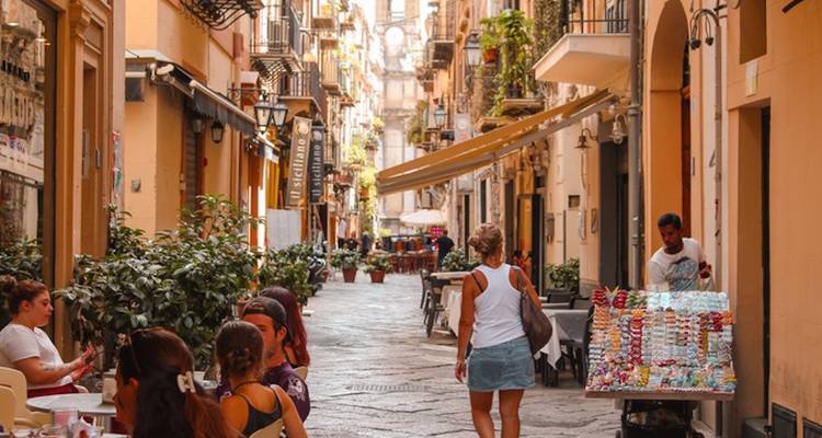 Eine lebhafte Straße in einer charmanten Stadt voller Menschen und Geschäfte.