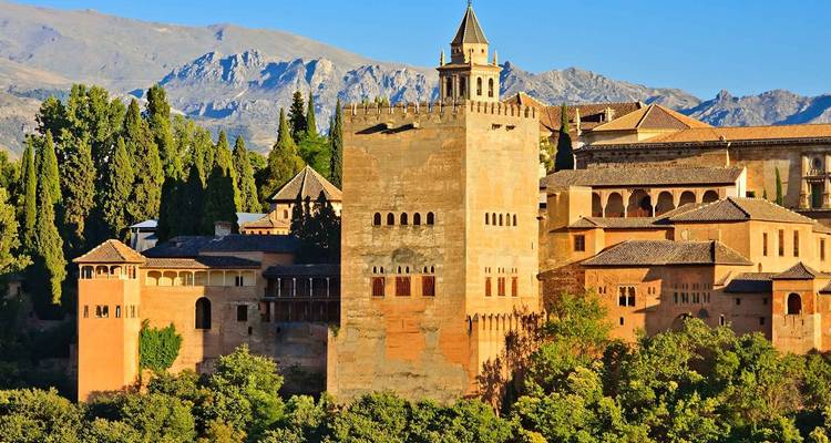 Het Alhambra paleis met bergen op de achtergrond.
