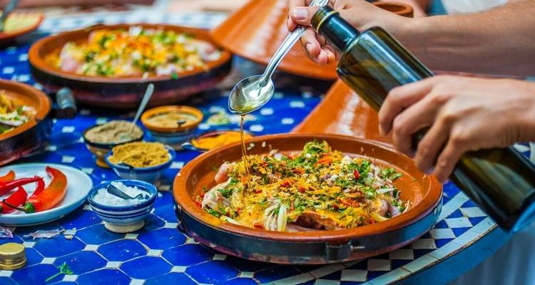 Preparando comida tradicional marroquí con especias.