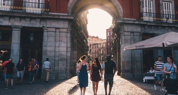 Gente caminando por la Plaza Mayor en Madrid.