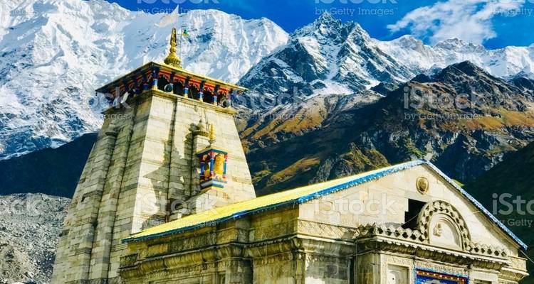 Traditionele tempel met bergachtergrond en zichtbaar watermerk.