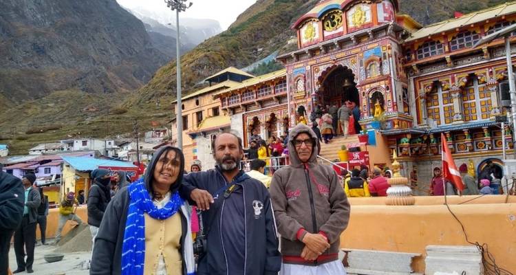 Een groep mensen die poseert voor een kleurrijke tempel.