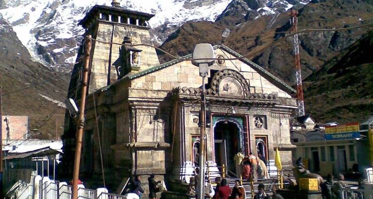 Een historische tempel in een bergachtige streek.
