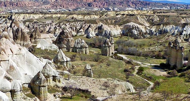 Panoramablick auf ein Tal mit Felsformationen.