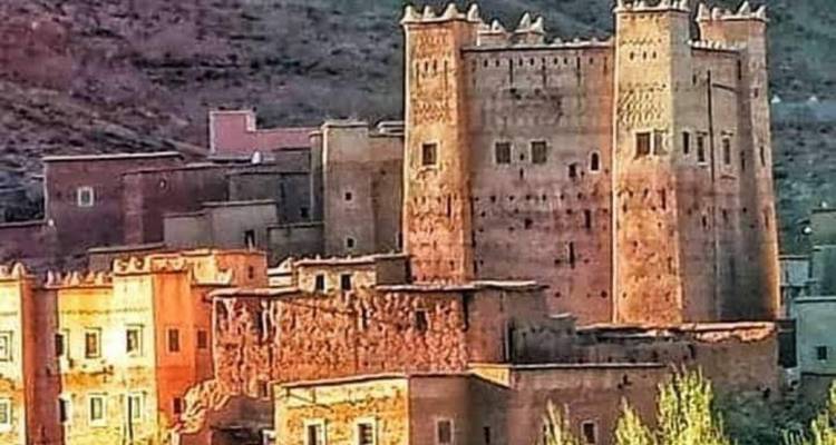 Historische kasbah met een bergachtige achtergrond.