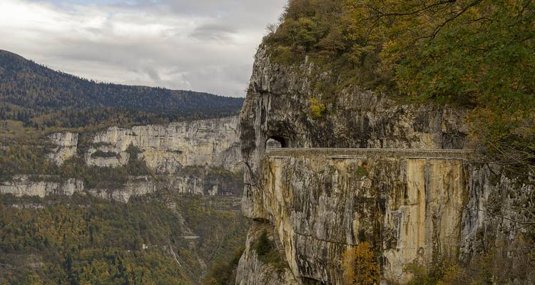 Falaises à pic avec une route étroite qui les traverse.