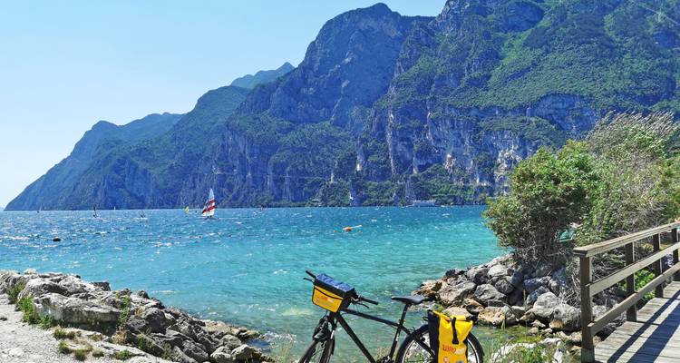 Fahrrad am malerischen See mit Bergen im Hintergrund