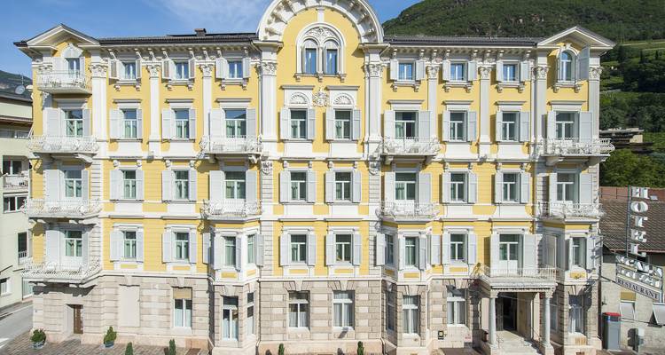 Ein großartiges Hotelgebäude mit klassischer europäischer Architektur.