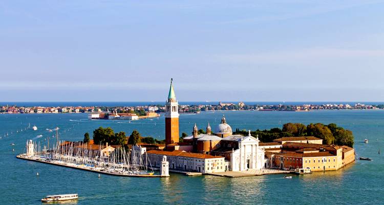 Eine Luftaufnahme von Venedig, Italien mit der Insel San Giorgio Maggiore im Blick.