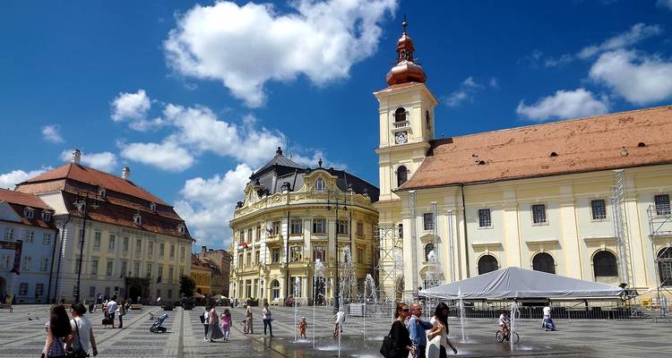 Place historique de la ville avec des bâtiments élégants et une atmosphère vibrante.