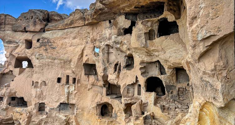 Formations rocheuses anciennes avec habitations sculptées.