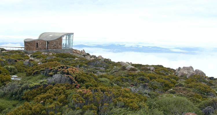 Moderne architecturale bouw bovenop een berg met panoramische uitzichten.