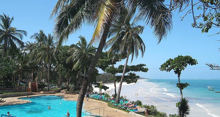 Strandresort mit Kokospalmen und Meerblick.