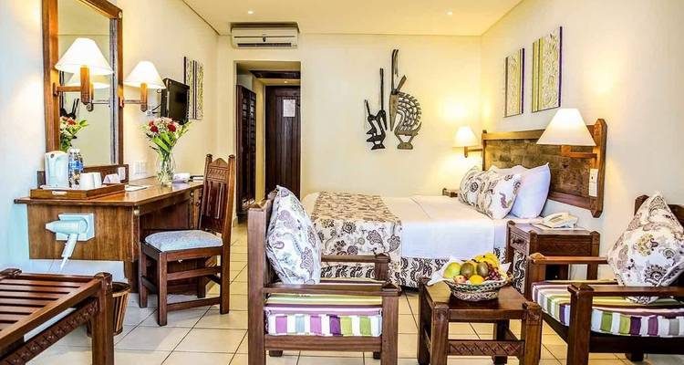 Hotelzimmer-Interieur mit gut dekorierter Einrichtung.