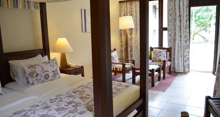 Komfortable Hotelsuite mit Bett und Sitzbereich.