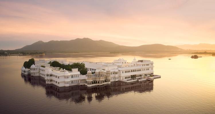 Lake Palace in Udaipur met prachtige zonsondergangreflecties.