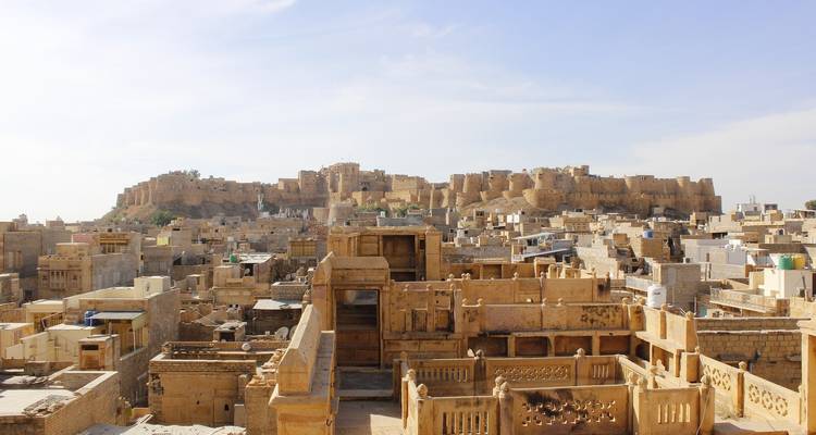 Jaisalmer Fort met gouden architectuur in zonlicht.