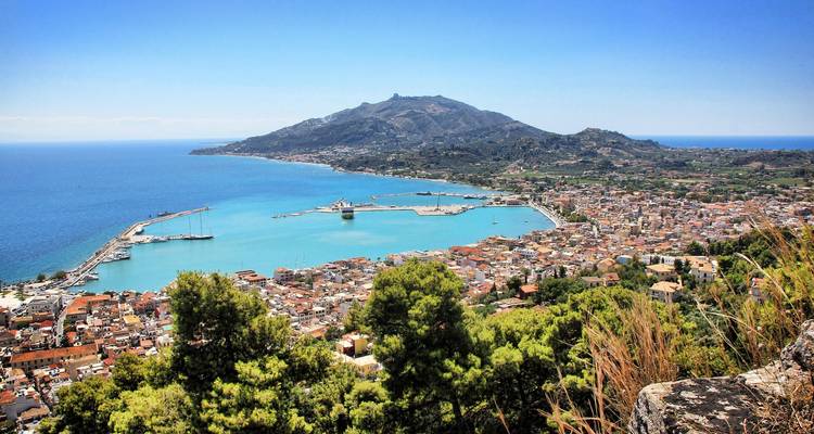 Malerische Aussicht auf eine griechische Küstenstadt.