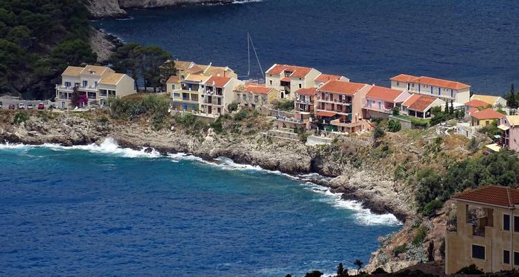 Un village côtier rocheux avec des maisons construites sur la falaise.