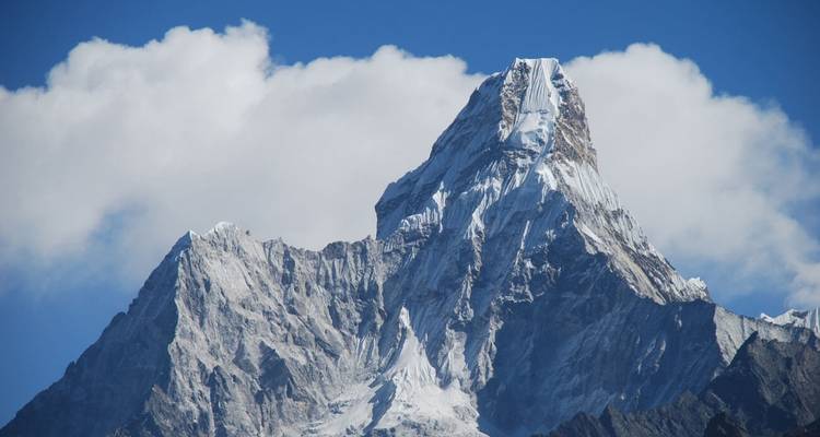Schneegipfel des Himalayas unter klarem Himmel.