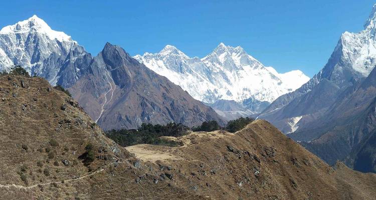 Panoramablick auf den Himalaya mit zerklüftetem Gelände.