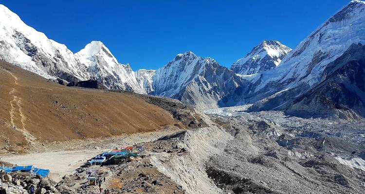 Raue Landschaft des Himalaya mit Gletschern und Gipfeln.