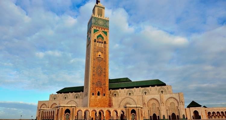 Hassan-II.-Moschee vor einem strahlend blauen Himmel.