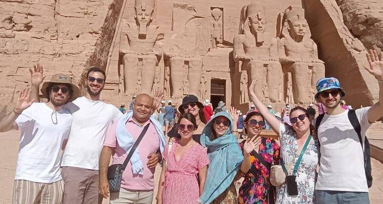 Toeristen voor de Abu Simbel tempels.