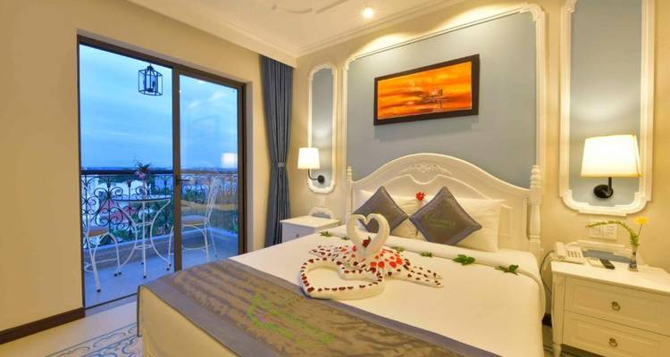 Habitación de hotel decorada con diseño de toallas en forma de corazón.