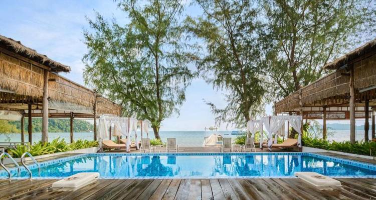 Luxe zwembadkant met cabana's met uitzicht op het strand