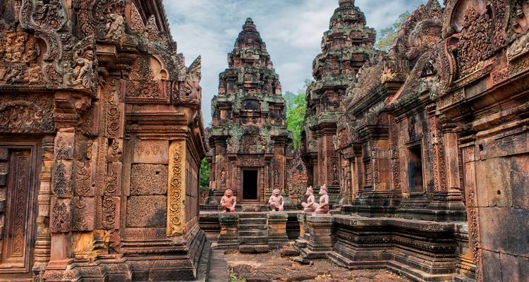 Magnifique temple ancien aux sculptures complexes.