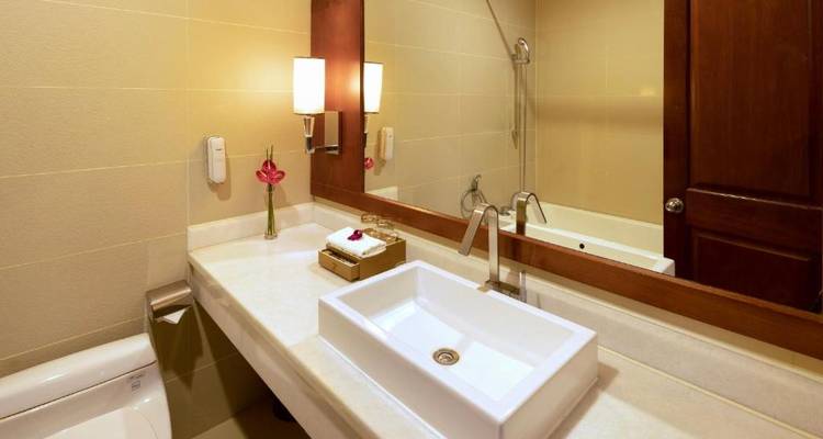 Modernes Badezimmer mit Waschbecken und Spiegel.