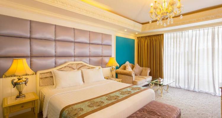 Luxueuze hotelkamer met moderne inrichting en een groot raam.