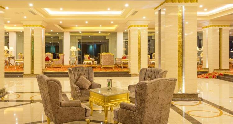 Hotel gemeenschappelijke ruimte met luxueuze zitplaatsen en heldere verlichting.