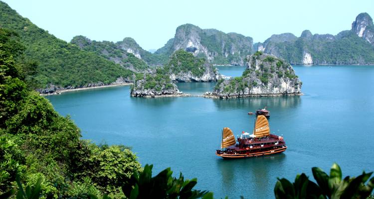 Traditionelles Bootsfahren in der Halong-Bucht.