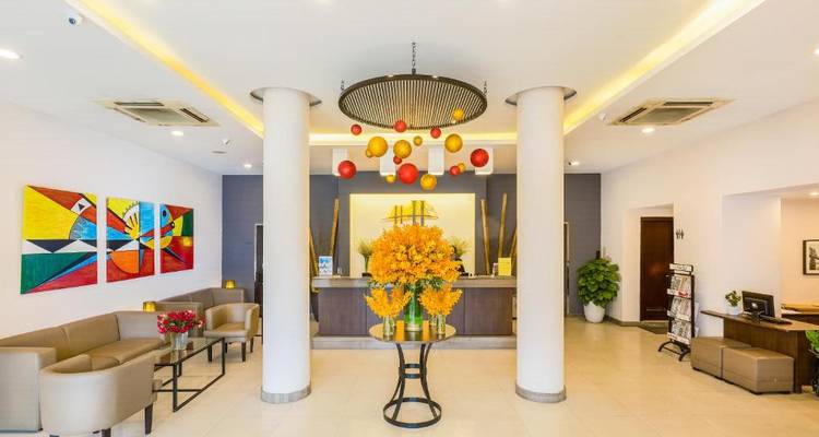 Zone de hall d'hôtel avec mobilier décoratif, fleurs et éclairage moderne.