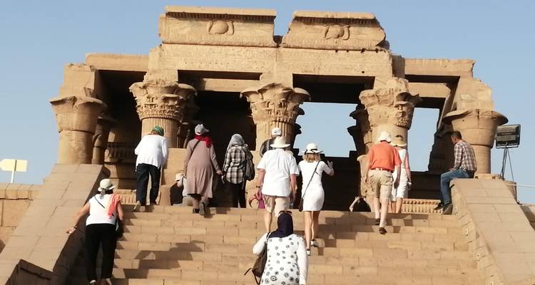 Mensen die de trappen van een oude tempel oplopen.