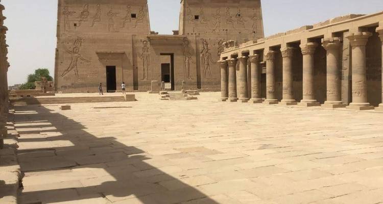 Tempelplein met hiërogliefische muren en zuilen.