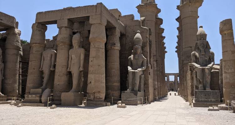 Beelden en zuilen in oude ruïnes, heldere lucht.