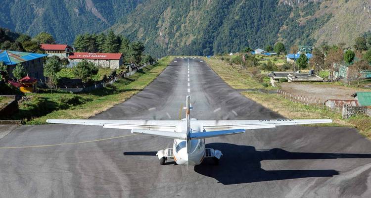 Un petit avion sur une piste montagneuse.