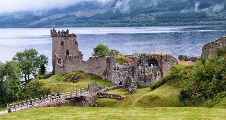 Ruinas del Castillo de Urquhart con el Lago Ness al fondo.