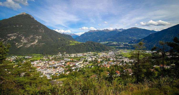 Vue panoramique d'une ville d'Imst avec des montagnes.