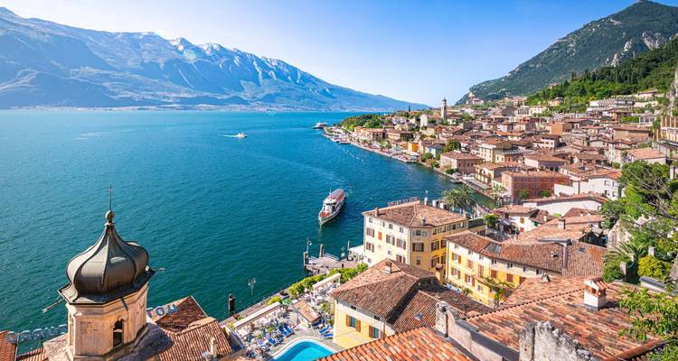 Malerischer Blick auf den Gardasee mit Bergen und Stadt.
