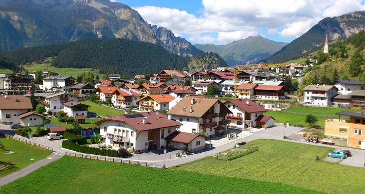 Panoramic view of a village in Nauders with mountains.
