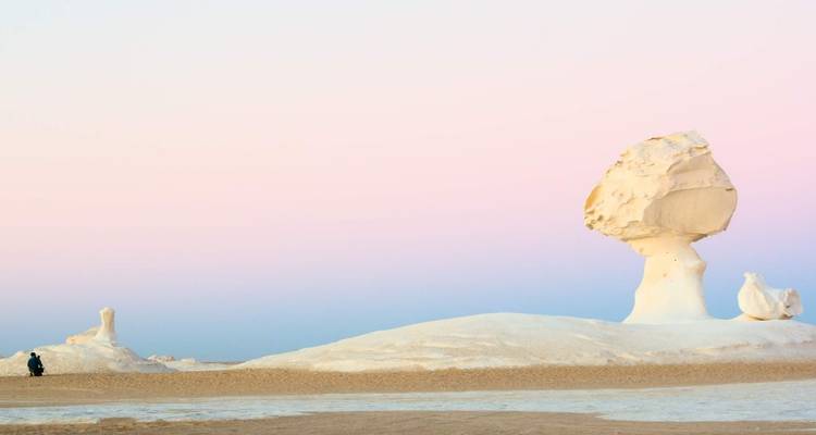 Camping dans les déserts blanc et noir - oasis de Bahariya et transfert privé au Caire - Egypt Best Holidays  9