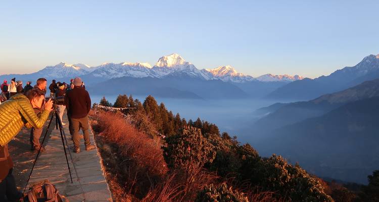 Fotografen, die Himalaya-Berge bei Sonnenaufgang fotografieren.