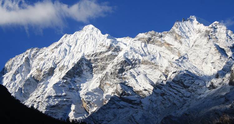 Verschneite Berge mit tiefen Schatten und einem klaren blauen Himmel